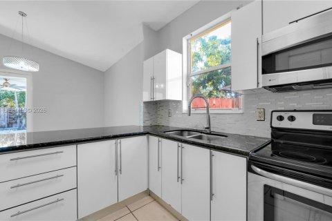 House in Miramar, Florida 3 bedrooms, 143.26 sq.m. № 2008343 - photo 14