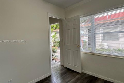 Commercial property in Hollywood, Florida 135.82 sq.m. № 2240351 - photo 13