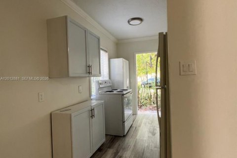 Commercial property in Hollywood, Florida 135.82 sq.m. № 2240351 - photo 3