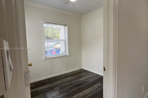 Commercial property in Hollywood, Florida 135.82 sq.m. № 2240351 - photo 9