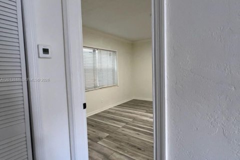 Commercial property in Hollywood, Florida 135.82 sq.m. № 2240351 - photo 16