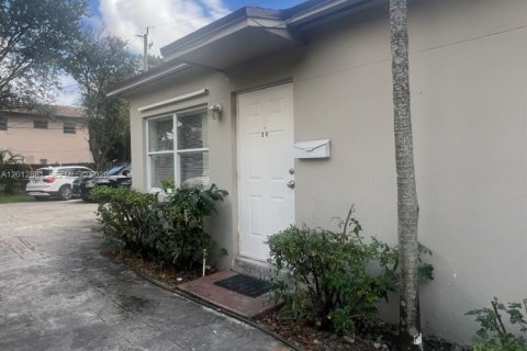 Commercial property in Hollywood, Florida 135.82 sq.m. № 2240351