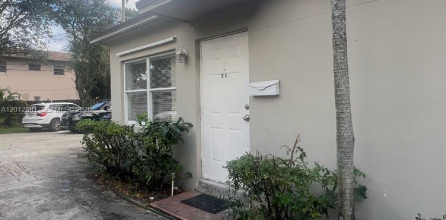 Commercial property in Hollywood, Florida 135.82 sq.m. № 2240351
