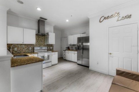 Townhouse in Naples, Florida 3 bedrooms, 159.33 sq.m. № 1823324 - photo 1