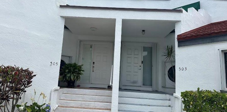 Townhouse in Deerfield Beach, Florida 2 bedrooms, 132.85 sq.m. № 2252366