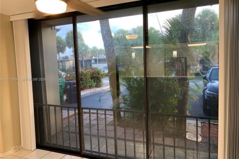 Купить виллу или дом в Майами-Лейкс, Флорида 2 спальни, 73.39м2, № 2033676 - фото 7