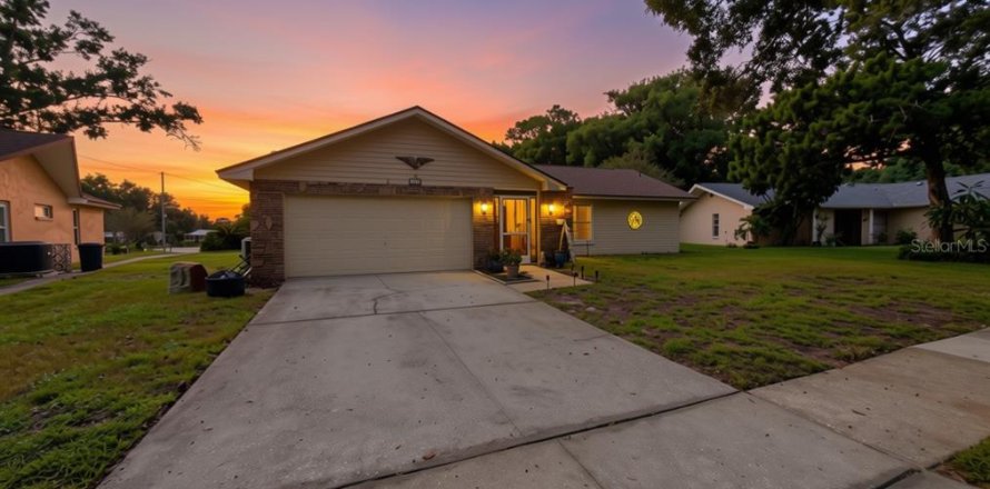 House in Palm Harbor, Florida 2 bedrooms, 127.83 sq.m. № 2393379