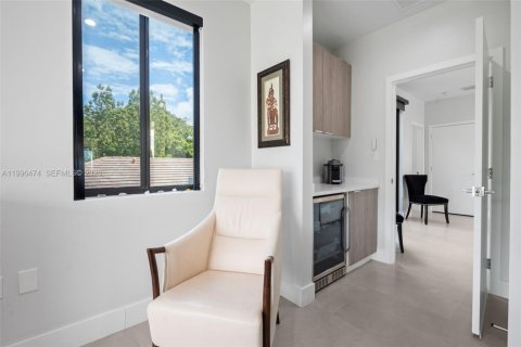House in Miami, Florida 4 bedrooms, 284.84 sq.m. № 2064820 - photo 14