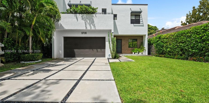 House in Miami, Florida 4 bedrooms, 284.84 sq.m. № 2064820