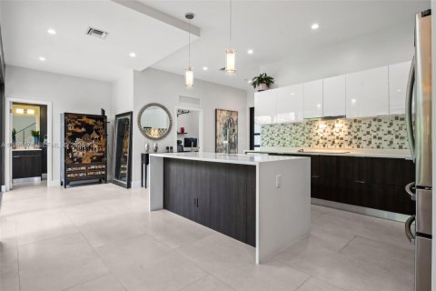 House in Miami, Florida 4 bedrooms, 284.84 sq.m. № 2064820 - photo 4