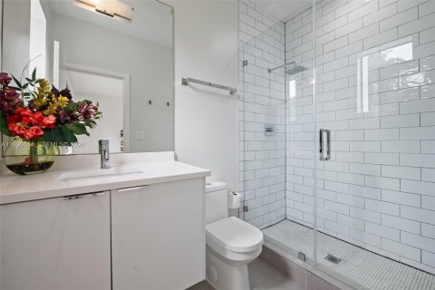 House in Miami, Florida 4 bedrooms, 284.84 sq.m. № 2064820 - photo 22