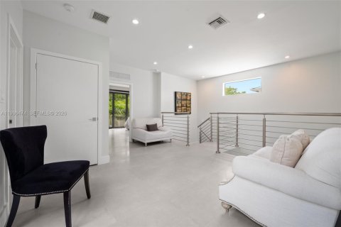 House in Miami, Florida 4 bedrooms, 284.84 sq.m. № 2064820 - photo 12