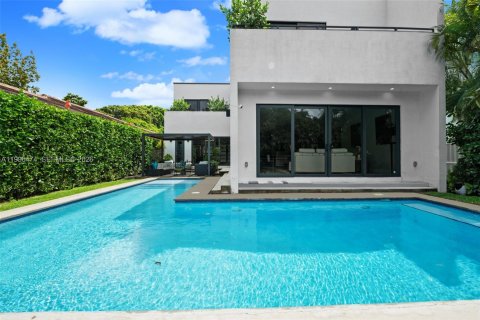 House in Miami, Florida 4 bedrooms, 284.84 sq.m. № 2064820 - photo 29