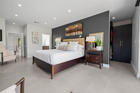 House in Miami, Florida 4 bedrooms, 284.84 sq.m. № 2064820 - photo 15