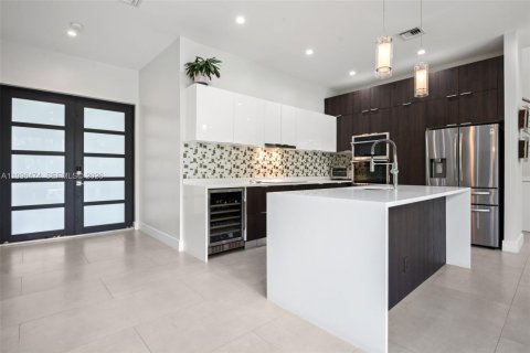 House in Miami, Florida 4 bedrooms, 284.84 sq.m. № 2064820 - photo 2