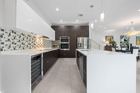 House in Miami, Florida 4 bedrooms, 284.84 sq.m. № 2064820 - photo 5