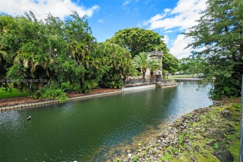 House in Miami, Florida 4 bedrooms, 284.84 sq.m. № 2064820 - photo 28