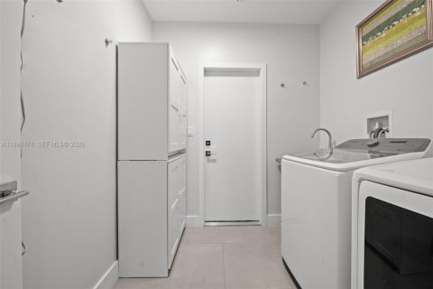 House in Miami, Florida 4 bedrooms, 284.84 sq.m. № 2064820 - photo 8