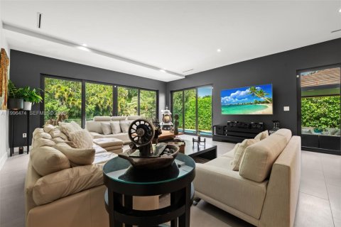 House in Miami, Florida 4 bedrooms, 284.84 sq.m. № 2064820 - photo 10