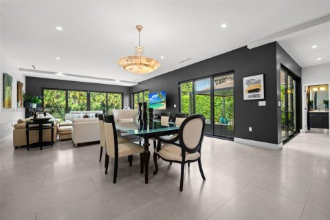 House in Miami, Florida 4 bedrooms, 284.84 sq.m. № 2064820 - photo 7