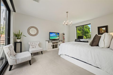 House in Miami, Florida 4 bedrooms, 284.84 sq.m. № 2064820 - photo 24