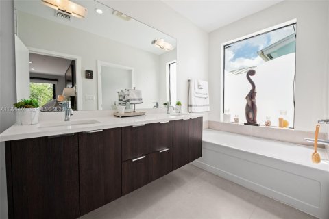 House in Miami, Florida 4 bedrooms, 284.84 sq.m. № 2064820 - photo 17