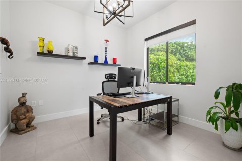 House in Miami, Florida 4 bedrooms, 284.84 sq.m. № 2064820 - photo 25