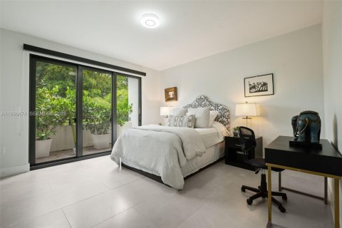 House in Miami, Florida 4 bedrooms, 284.84 sq.m. № 2064820 - photo 20