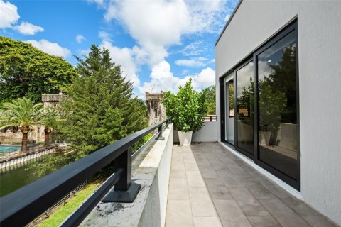 House in Miami, Florida 4 bedrooms, 284.84 sq.m. № 2064820 - photo 16