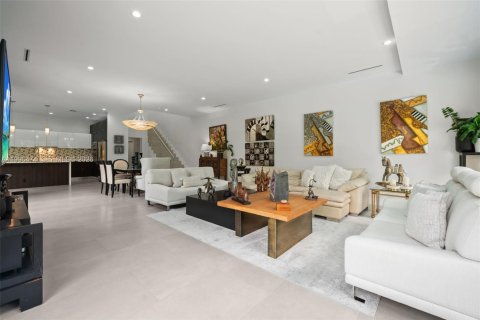 House in Miami, Florida 4 bedrooms, 284.84 sq.m. № 2064820 - photo 11