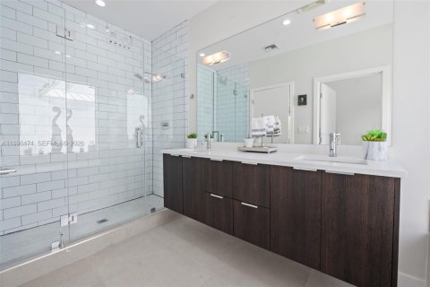 House in Miami, Florida 4 bedrooms, 284.84 sq.m. № 2064820 - photo 18