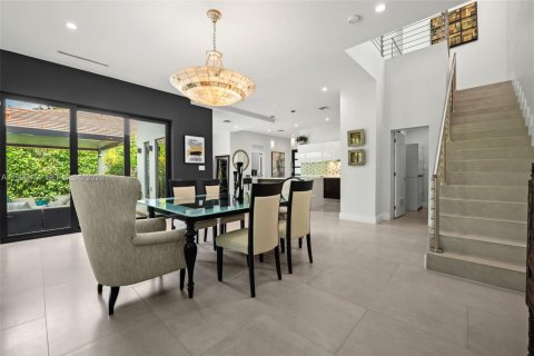 House in Miami, Florida 4 bedrooms, 284.84 sq.m. № 2064820 - photo 9