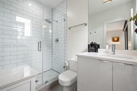 House in Miami, Florida 4 bedrooms, 284.84 sq.m. № 2064820 - photo 21