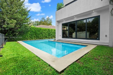 House in Miami, Florida 4 bedrooms, 284.84 sq.m. № 2064820 - photo 30