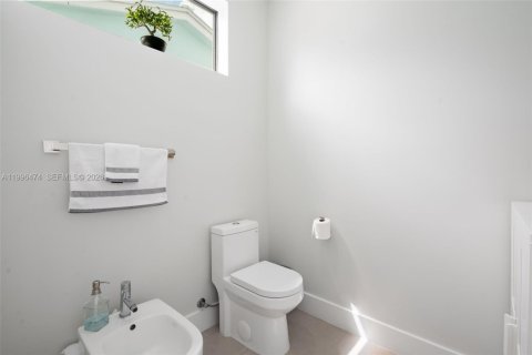 House in Miami, Florida 4 bedrooms, 284.84 sq.m. № 2064820 - photo 19