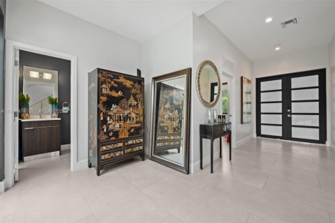 House in Miami, Florida 4 bedrooms, 284.84 sq.m. № 2064820 - photo 3