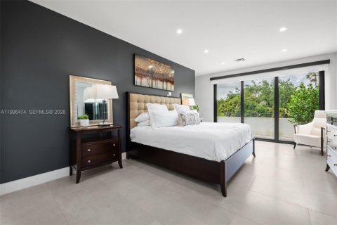 House in Miami, Florida 4 bedrooms, 284.84 sq.m. № 2064820 - photo 13