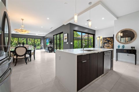 House in Miami, Florida 4 bedrooms, 284.84 sq.m. № 2064820 - photo 6