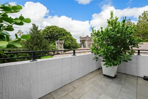 House in Miami, Florida 4 bedrooms, 284.84 sq.m. № 2064820 - photo 23