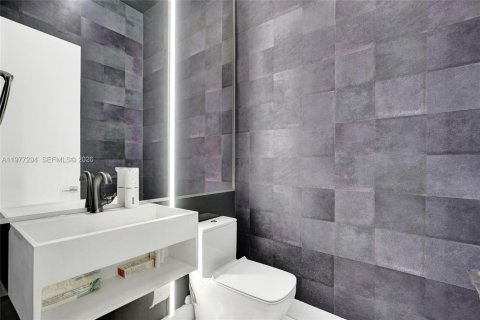 House in Doral, Florida 5 bedrooms, 356.84 sq.m. № 2045957 - photo 26