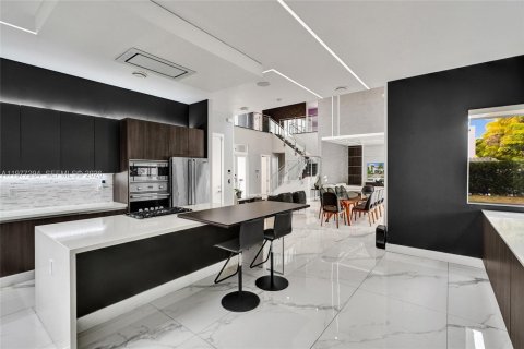 House in Doral, Florida 5 bedrooms, 356.84 sq.m. № 2045957 - photo 19