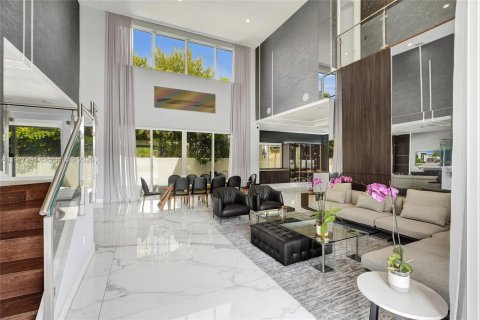 House in Doral, Florida 5 bedrooms, 356.84 sq.m. № 2045957 - photo 5