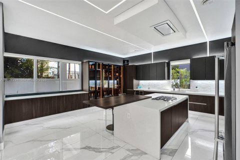 House in Doral, Florida 5 bedrooms, 356.84 sq.m. № 2045957 - photo 22
