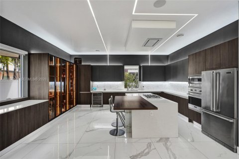 House in Doral, Florida 5 bedrooms, 356.84 sq.m. № 2045957 - photo 20