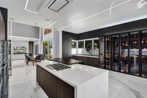 House in Doral, Florida 5 bedrooms, 356.84 sq.m. № 2045957 - photo 18