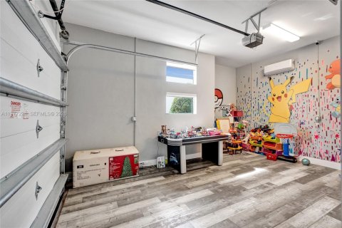 House in Doral, Florida 5 bedrooms, 356.84 sq.m. № 2045957 - photo 23