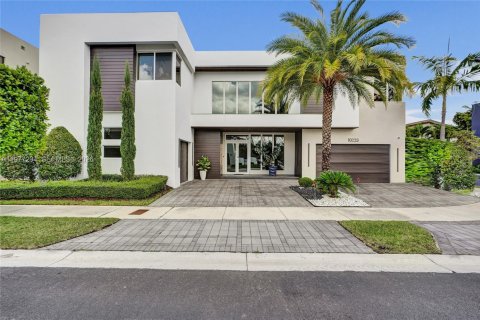 House in Doral, Florida 5 bedrooms, 356.84 sq.m. № 2045957