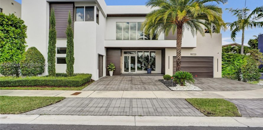 House in Doral, Florida 5 bedrooms, 356.84 sq.m. № 2045957