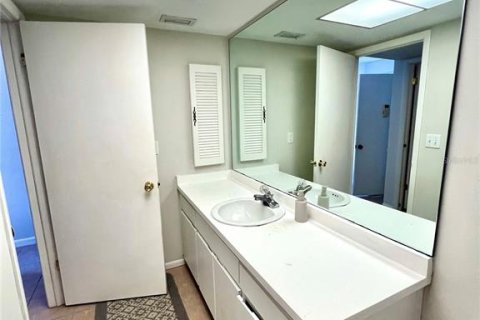 Condo in New Port Richey, Florida, 2 bedrooms  № 1771620 - photo 18