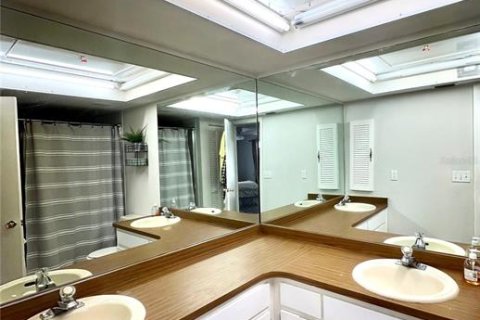 Condo in New Port Richey, Florida, 2 bedrooms  № 1771620 - photo 12